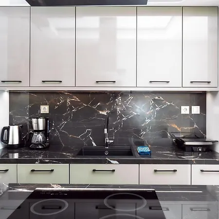 Central & Stylish In Apartment
