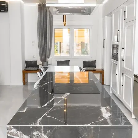 Central & Stylish In Apartment
